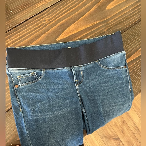Old navy maternity Rockstar jeans, size 8, super soft, raw hem - Picture 3 of 5